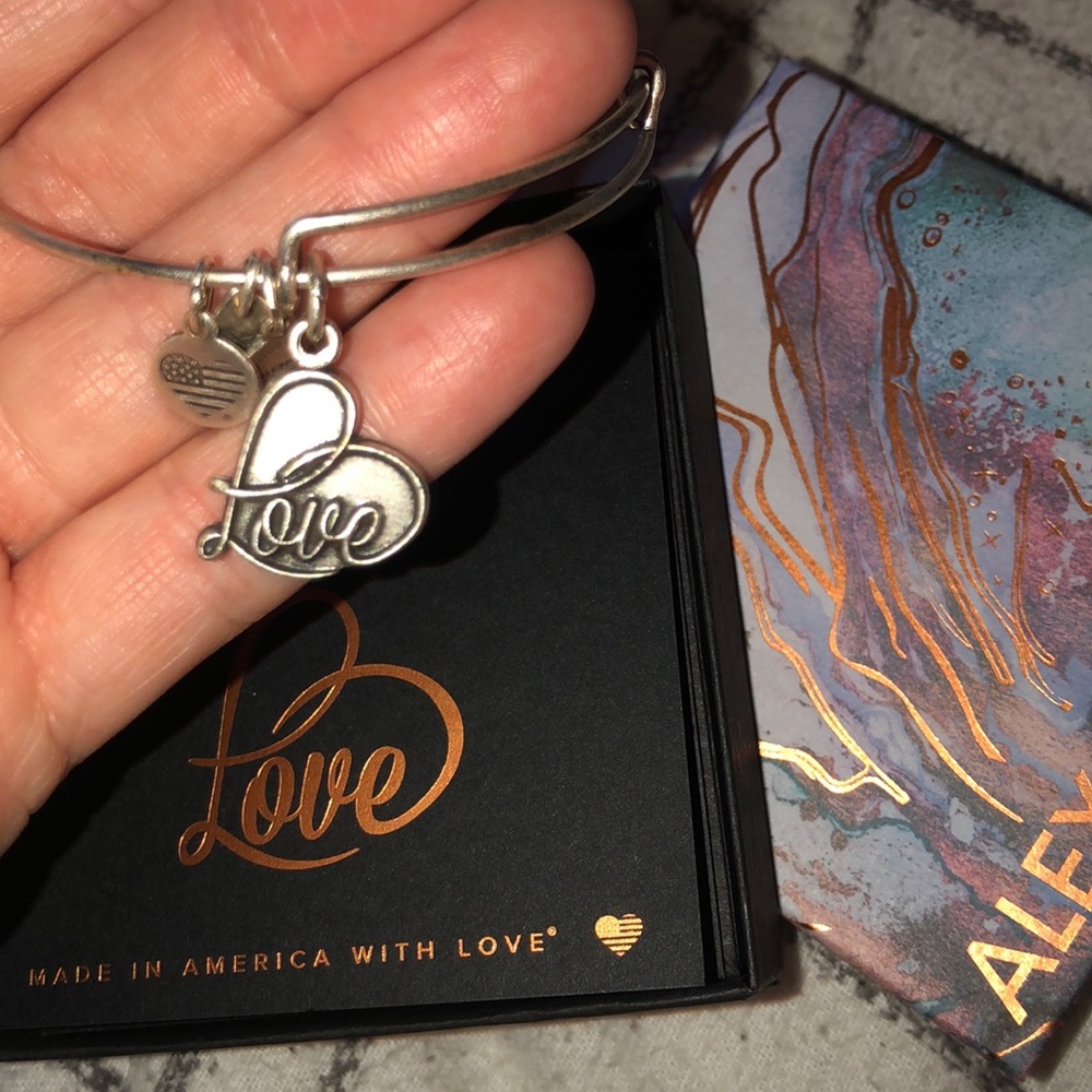 💛Brand new never worn Alex and Ani Bracelet💛